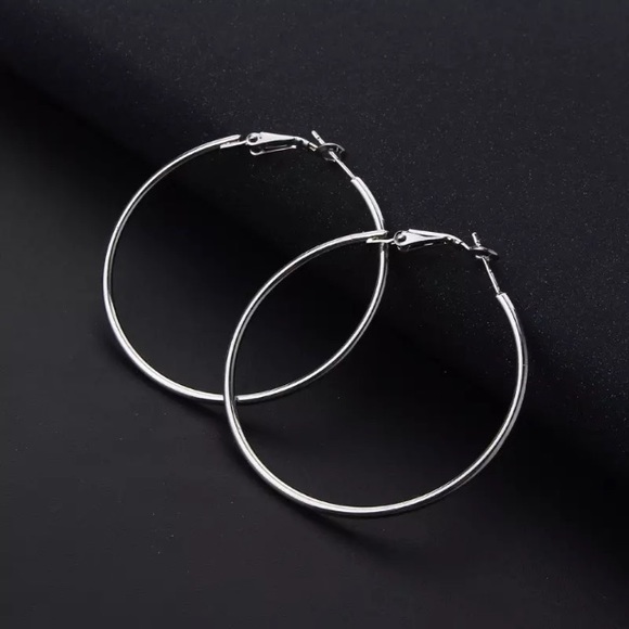 NEW💙💎BIG💍SILVERY HOOPS💎💙SIMPLE MODERN AWESOME - Picture 5 of 8